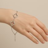 Елегантна гривна с 5 цветя  сребриста