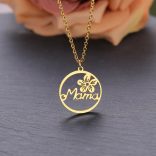 Колие с надпис Мама с цвете в златист цвят