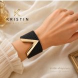 Широка дамска гривна от еко кожа със златен V | Черна гривна | Kristin Shop