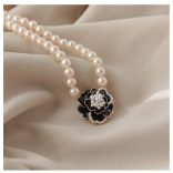 Колие с малки перлички и цвете в черно