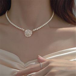 Колие с малки перлички и цвете 
