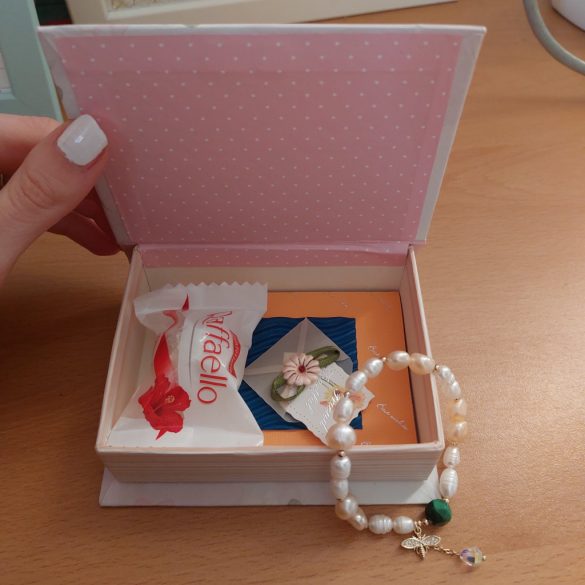 Jewelry Box с гривна от перлички