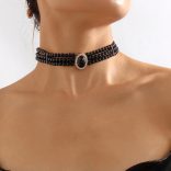 Колие чокър с черни мъниста