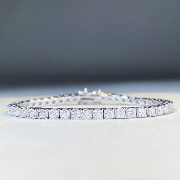 Гривна с кристали от медицинска стомана 